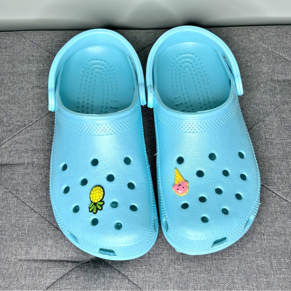 CROCS Light Blue Aqua Women’s 9 Men’s 7 w/Gibbits